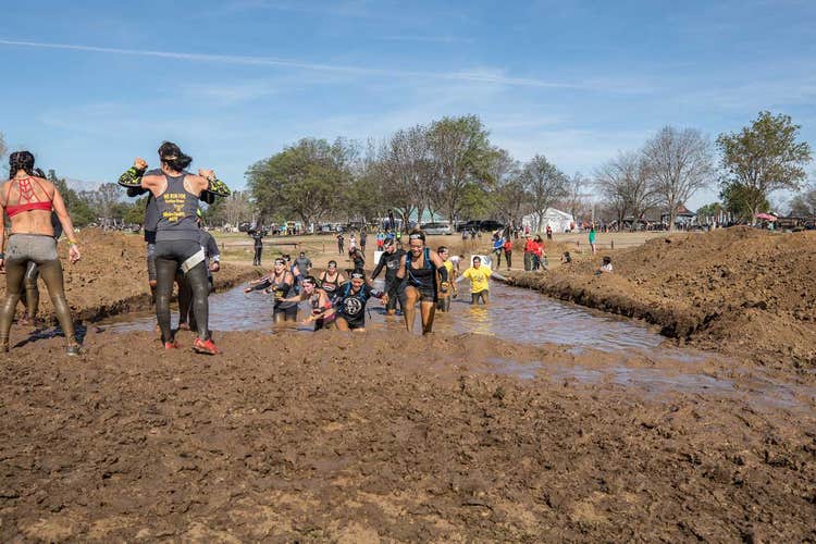 spartan-athletes-mud-pit